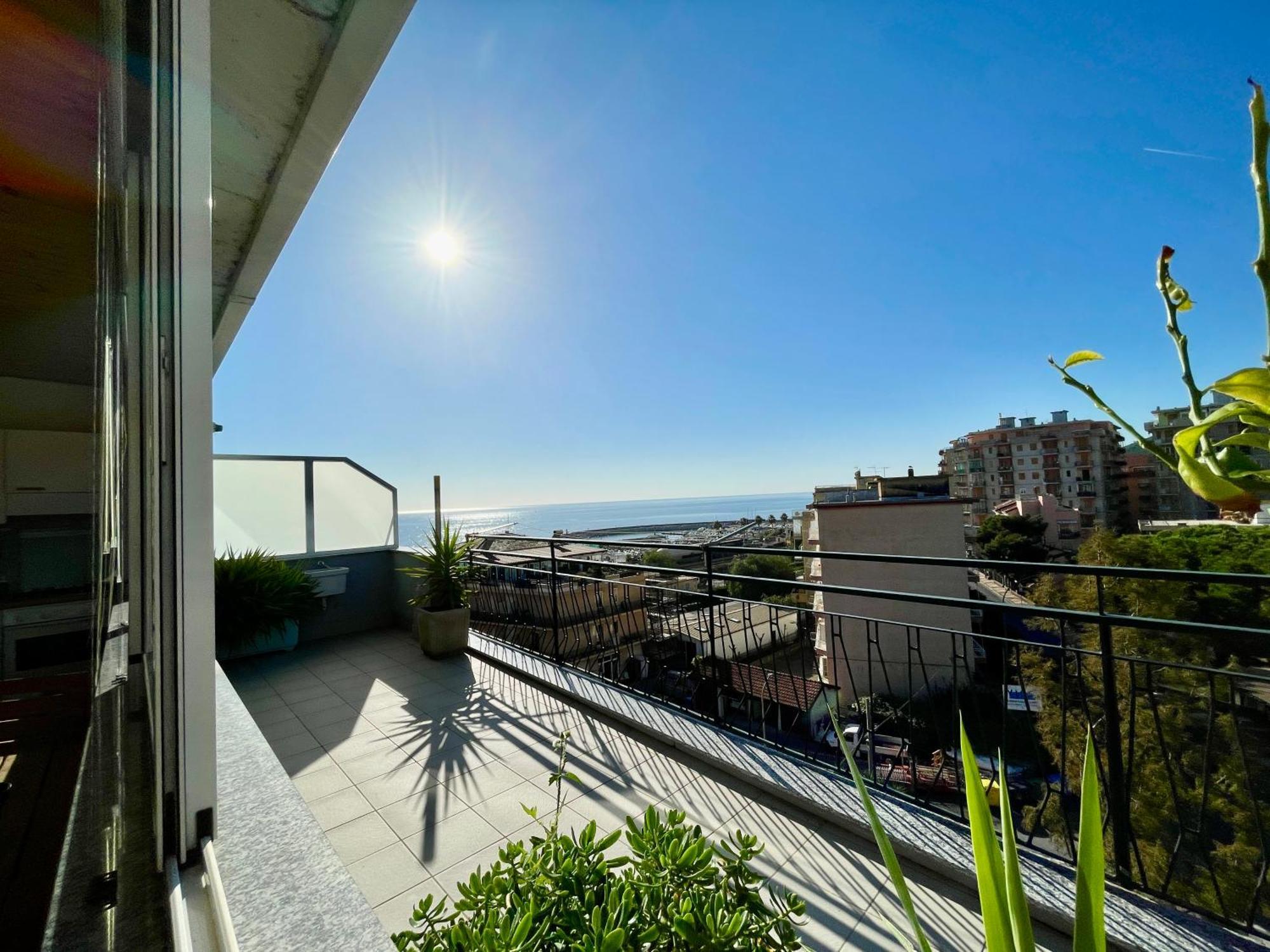 50 Mt Dalle Spiagge, Attico Vista Mare Loano Exterior photo