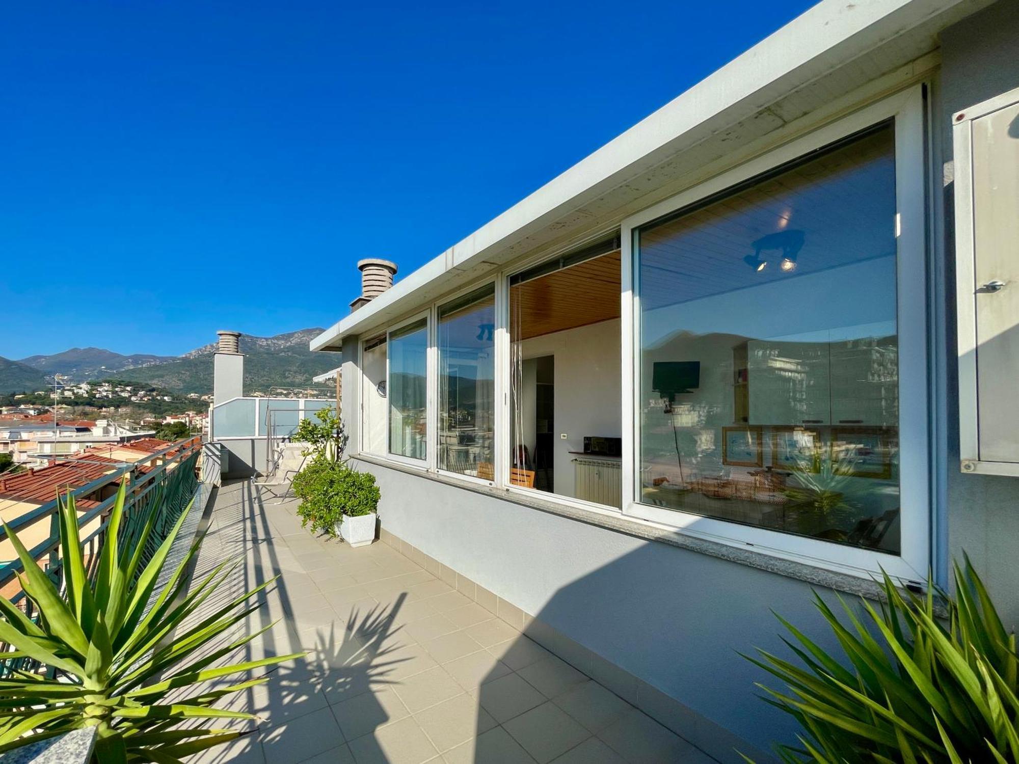50 Mt Dalle Spiagge, Attico Vista Mare Loano Exterior photo